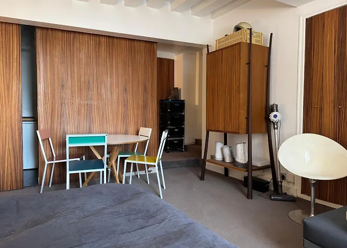 Independante Centre Marais Bed & Breakfast 3*